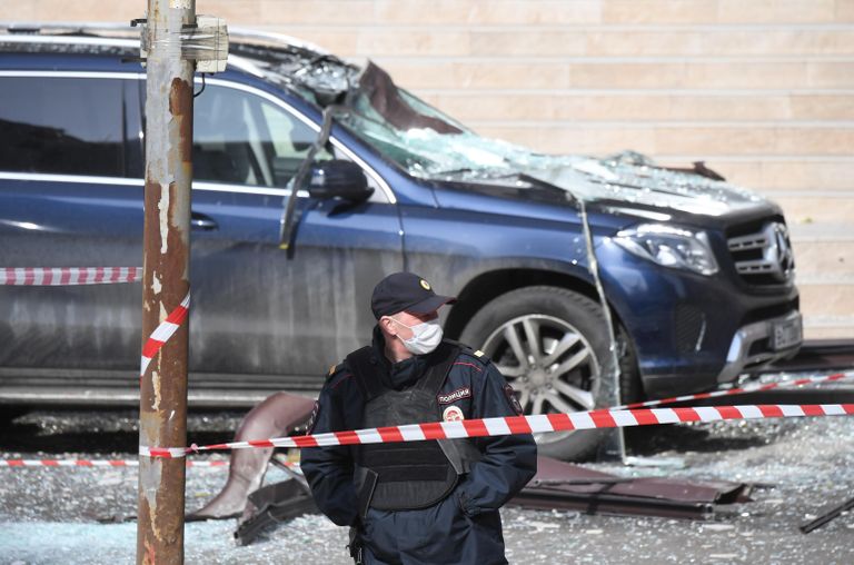 Сотрудник полиции у бизнес-центра Панорама на 2-й Брестской улице в Москве Сотрудник полиции у бизнес-центра Панорама на 2-й Брестской улице в Москве
