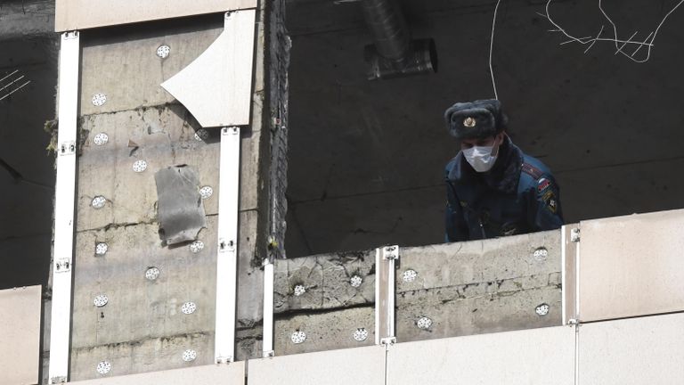 Сотрудник полиции в бизнес-центре Панорама на 2-й Брестской улице в Москве, где произошел взрыв Сотрудник полиции в бизнес-центре Панорама на 2-й Брестской улице в Москве, где произошел взрыв