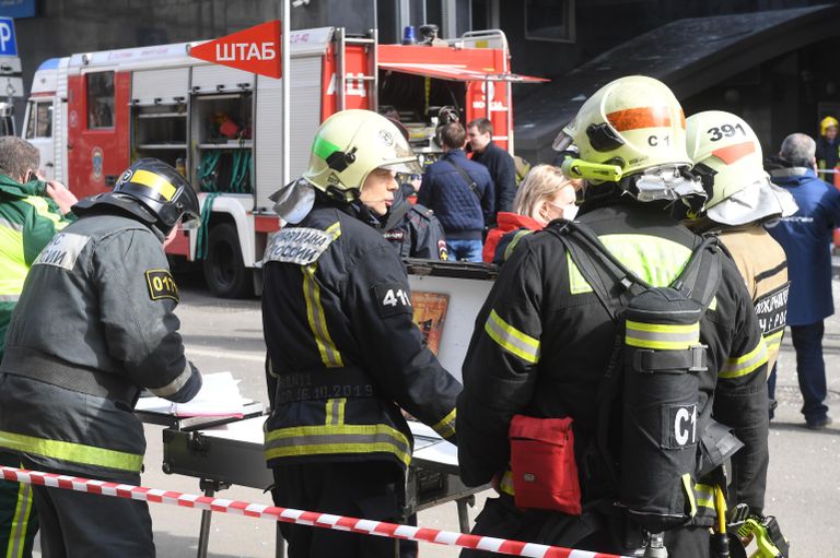 Сотрудники МЧС у бизнес-центра Панорама на 2-й Брестской улице в Москве, где произошел взрыв Сотрудники МЧС у бизнес-центра Панорама на 2-й Брестской улице в Москве, где произошел взрыв