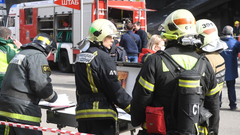 Сотрудники МЧС у бизнес-центра Панорама на 2-й Брестской улице в Москве, где произошел взрыв Сотрудники МЧС у бизнес-центра Панорама на 2-й Брестской улице в Москве, где произошел взрыв