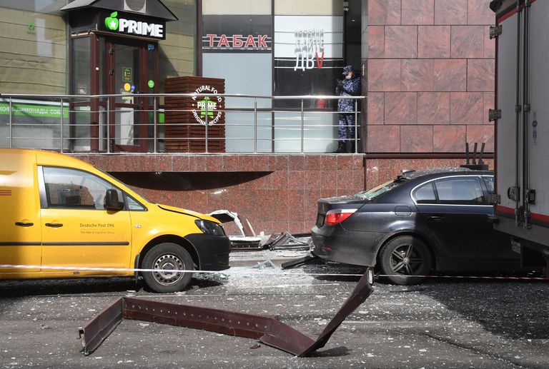 Осколки выбитых взрывом окон бизнес-центра Панорама на 2-й Брестской улице в Москве Осколки выбитых взрывом окон бизнес-центра Панорама на 2-й Брестской улице в Москве