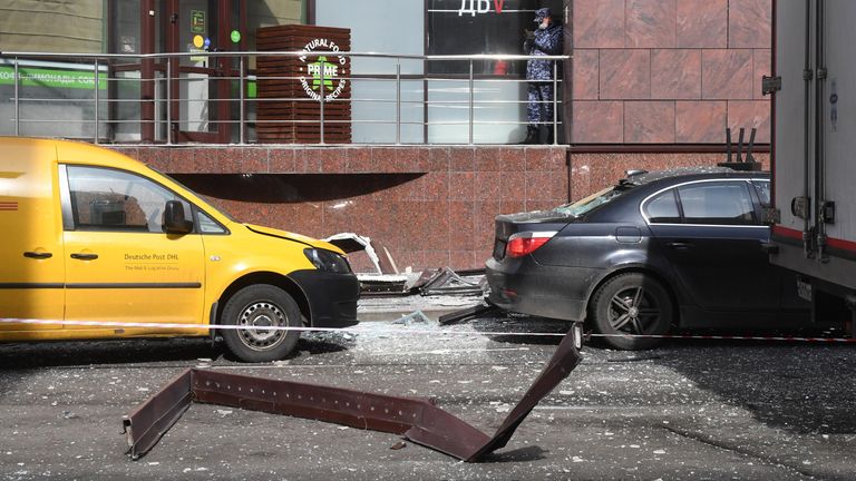 Осколки выбитых взрывом окон бизнес-центра Панорама на 2-й Брестской улице в Москве Осколки выбитых взрывом окон бизнес-центра Панорама на 2-й Брестской улице в Москве