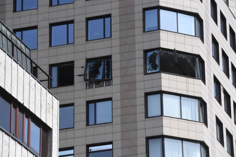 Выбитые взрывом окна бизнес-центра Панорама на 2-й Брестской улице в Москве Выбитые взрывом окна бизнес-центра Панорама на 2-й Брестской улице в Москве