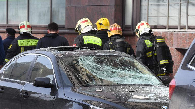 Сотрудники МЧС у бизнес-центра Панорама на 2-й Брестской улице в Москве Сотрудники МЧС у бизнес-центра Панорама на 2-й Брестской улице в Москве