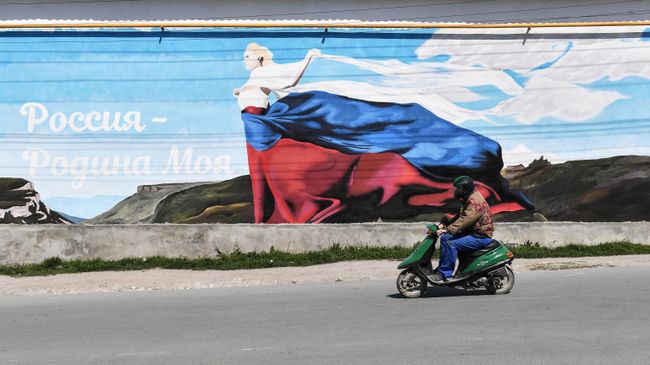 Местный житель на одной из улиц в Бахчисарае