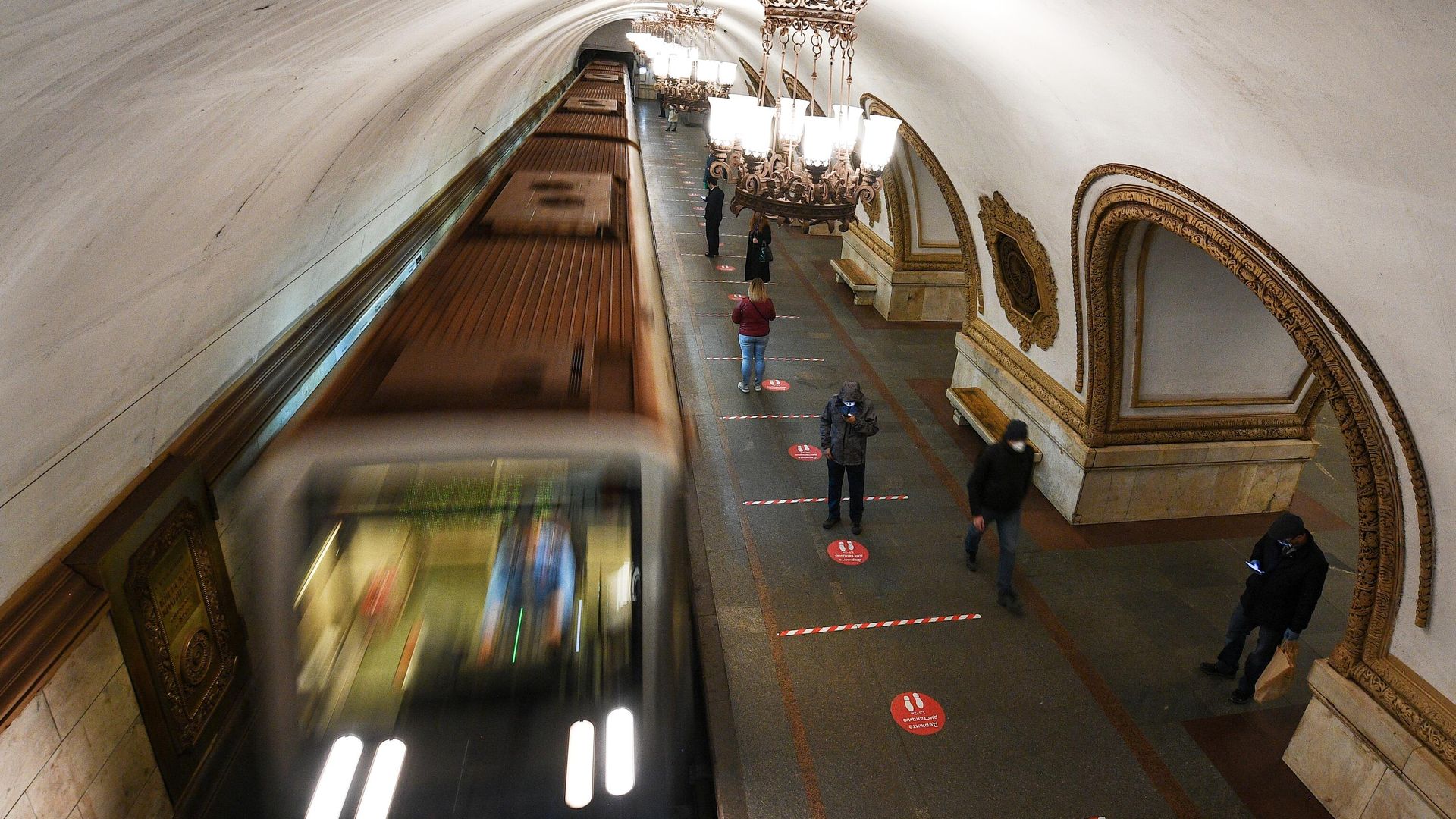Информационные стикеры на станции Московского метрополитена с призывом соблюдать дистанцию Информационные стикеры на станции Московского метрополитена с призывом соблюдать дистанцию - РИА Новости, 1920, 31.12.2020