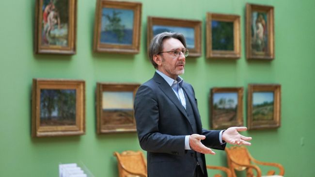 Лидер музыкальной группы Ленинград Сергей Шнуров во время записи онлайн-экскурсии Третьяковка со Шнуром Лидер музыкальной группы Ленинград Сергей Шнуров во время записи онлайн-экскурсии Третьяковка со Шнуром