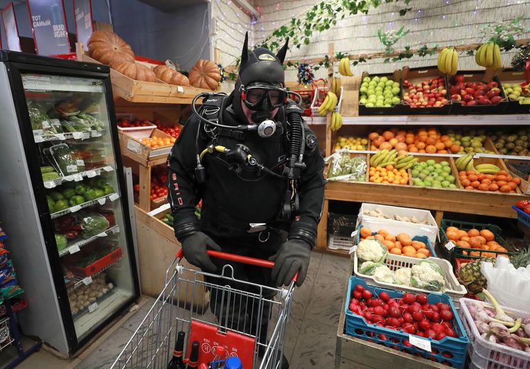 Участники флешмоба дайверов покупают продукты в магазине в Твери