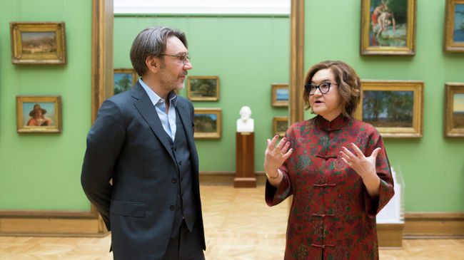 Лидер музыкальной группы Ленинград Сергей Шнуров и генеральный директор Государственной Третьяковской галереи Зельфира Трегулова во время записи онлайн-экскурсии Третьяковка со Шнуром Лидер музыкальной группы Ленинград Сергей Шнуров и генеральный директор Государственной Третьяковской галереи Зельфира Трегулова во время записи онлайн-экскурсии Третьяковка со Шнуром