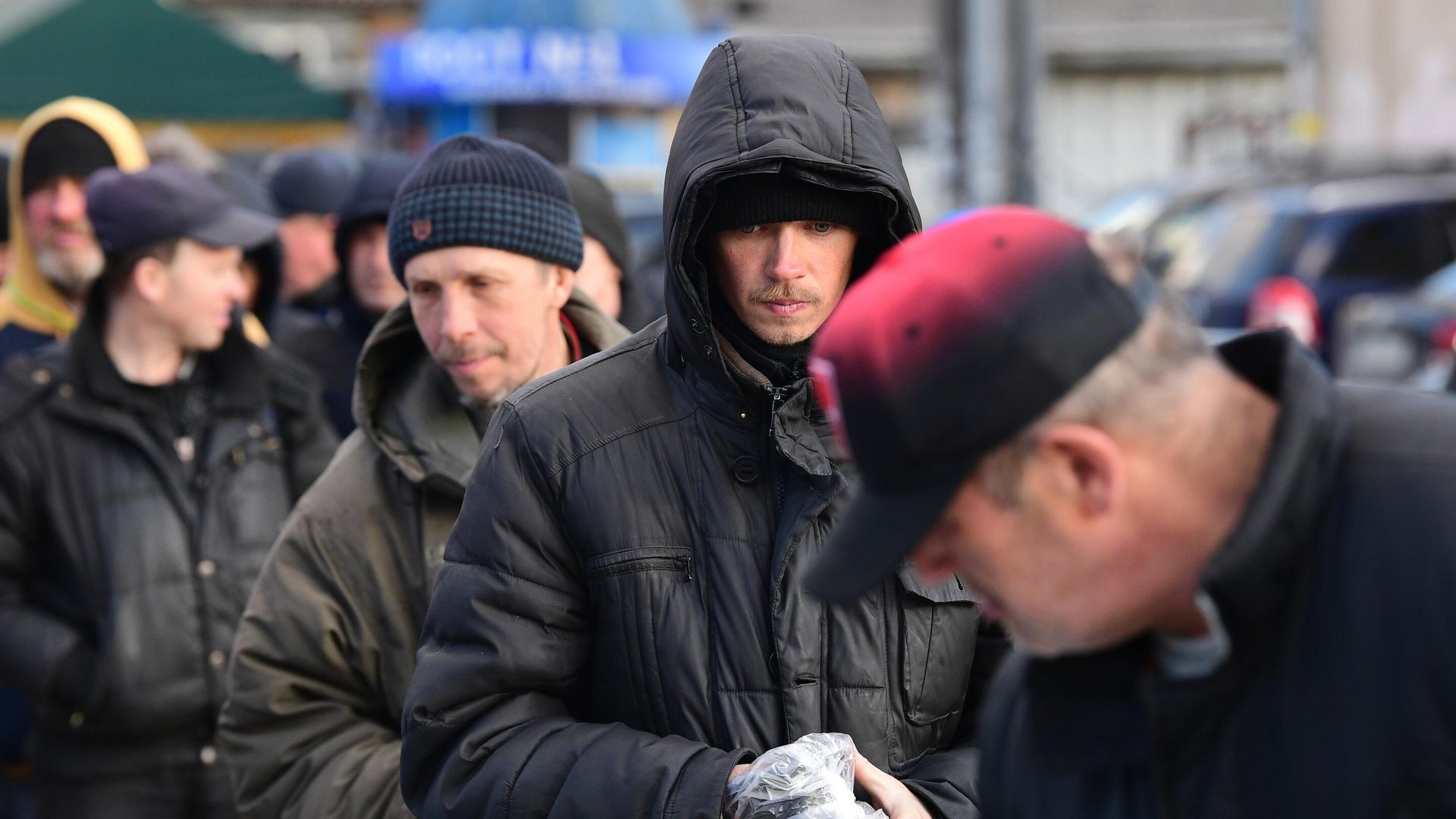 Бездомные получают помощь от волонтеров благотворительного фонда имени Елизаветы Глинки Доктор Лиза в Москве - РИА Новости, 1920, 06.10.2020