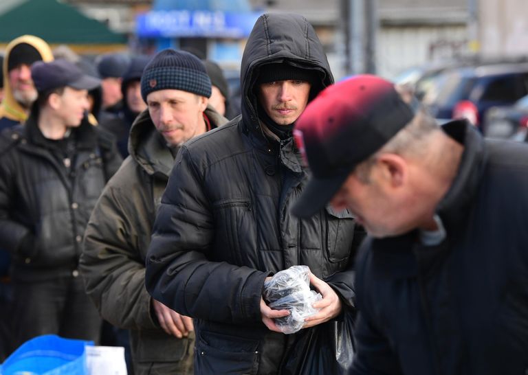 Бездомные получают помощь от волонтеров благотворительного фонда имени Елизаветы Глинки Доктор Лиза в Москве