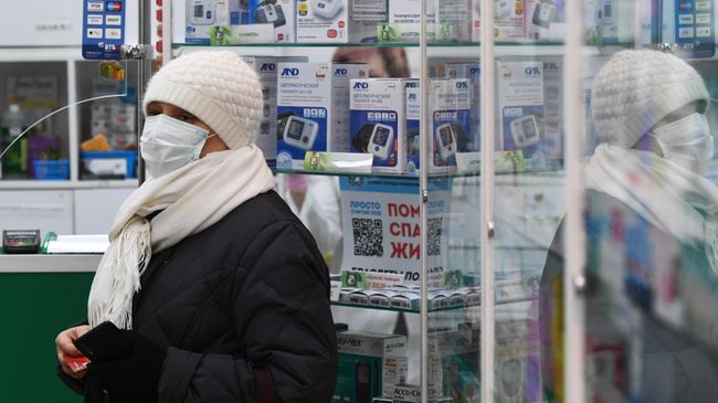Покупатель в торговом зале аптеки Покупатель в торговом зале аптеки