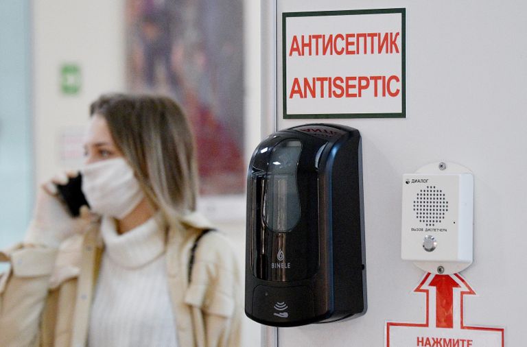 Антисептик на стене торгового центра в Минске. По состоянию на 6 апреля, в Белоруссии зарегистрировано 700 случаев инфицирования COVID-19