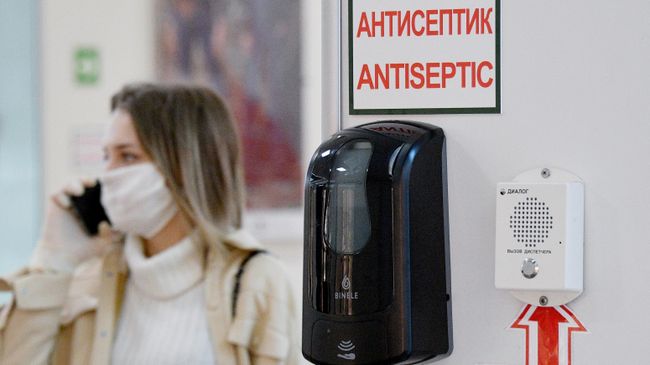 Антисептик на стене торгового центра в Минске Антисептик на стене торгового центра в Минске