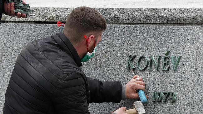 Демонтаж памятника маршалу Коневу в Праге Демонтаж памятника маршалу Коневу в Праге