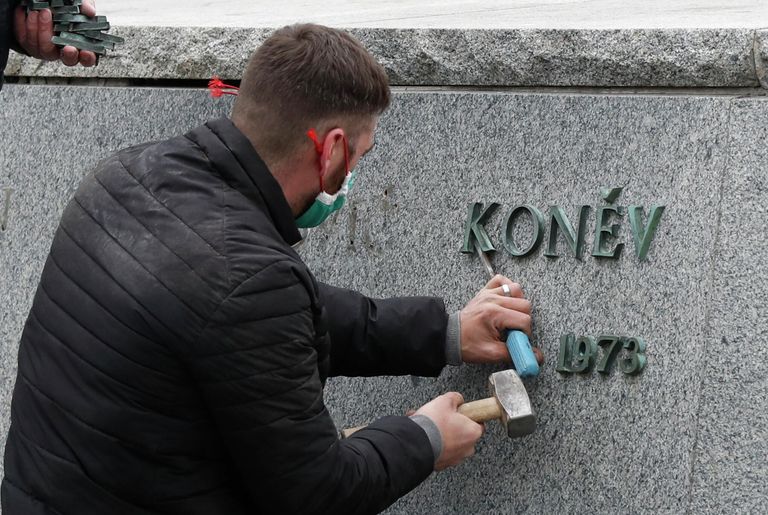 Демонтаж памятника маршалу Коневу в Праге Демонтаж памятника маршалу Коневу в Праге
