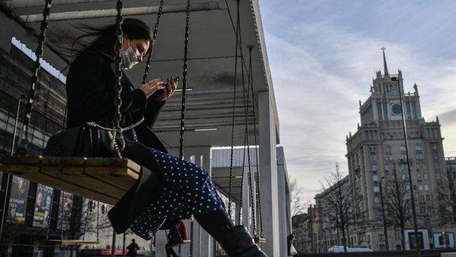 Девушка в защитной маске на Триумфальной площади в Москве Девушка в защитной маске на Триумфальной площади в Москве
