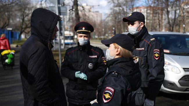 Сотрудники полиции разговаривают с прохожим на улице Сотрудники полиции разговаривают с прохожим на улице