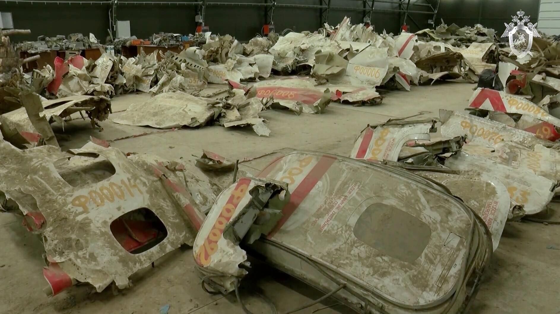 Обломки самолета Ту-154М, изъятые в ходе осмотра места происшествия и признанные вещественными доказательствами по уголовному делу Обломки самолета Ту-154М, изъятые в ходе осмотра места происшествия и признанные вещественными доказательствами по уголовному делу - РИА Новости, 1920, 15.12.2023