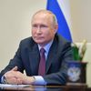 Президент РФ Владимир Путин во время сеанса связи с МКС Президент РФ Владимир Путин во время сеанса связи с МКС