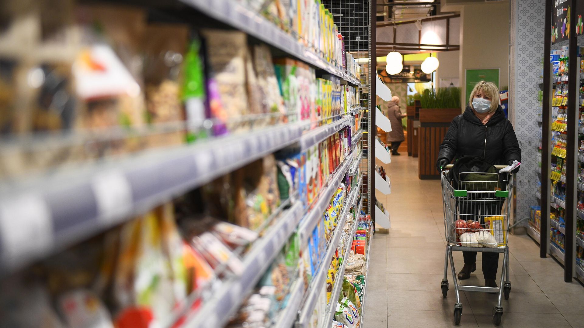 Социальный работник закупает товары для продуктовых наборов пенсионерам в Москве Социальный работник закупает товары для продуктовых наборов пенсионерам в Москве - РИА Новости, 1920, 25.09.2020