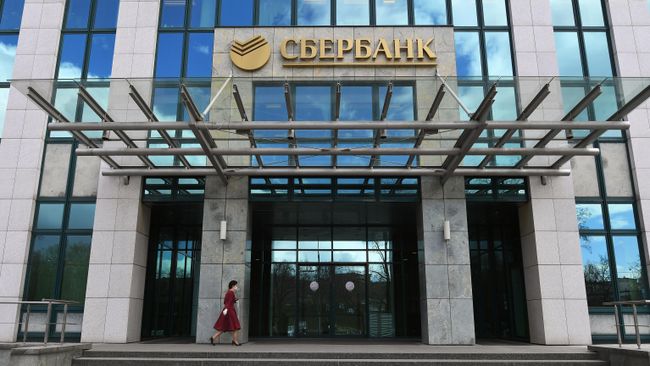 Вход в главное здание Сбербанка на улице Вавилова в Москве