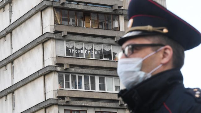 Сотрудник полиции во время патрулирования улиц Москвы в период самоизоляции жителей Сотрудник полиции во время патрулирования улиц Москвы в период самоизоляции жителей