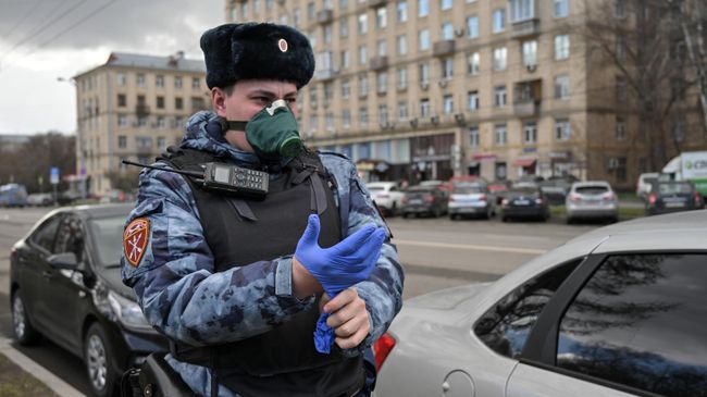 Сотрудник Росгвардии во время работы на улице Куусинена в Москве в период самоизоляции, введенной из-за распространения коронавирусной инфекции Сотрудник Росгвардии во время работы на улице Куусинена в Москве в период самоизоляции, введенной из-за распространения коронавирусной инфекции