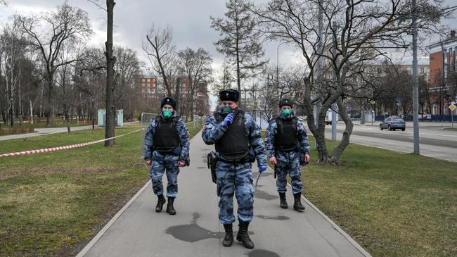 Сотрудники Росгвардии во время патруля у парка Березовая роща в Москве в период самоизоляции, введенной из-за распространения коронавирусной инфекции Сотрудники Росгвардии во время патруля у парка Березовая роща в Москве в период самоизоляции, введенной из-за распространения коронавирусной инфекции