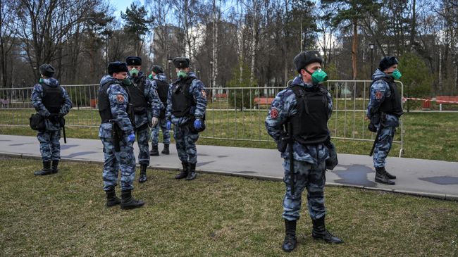 Сотрудники Росгвардии во время патруля у парка Березовая роща в Москве