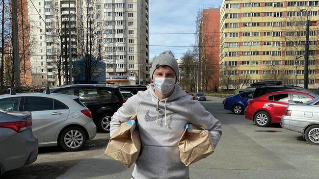 Экс-футболист сборной России Андрей Аршавин доставляет продукты болельщикам петербургского Зенита старше 65 лет и из маломобильных групп населения Экс-футболист сборной России Андрей Аршавин доставляет продукты болельщикам петербургского Зенита старше 65 лет и из маломобильных групп населения