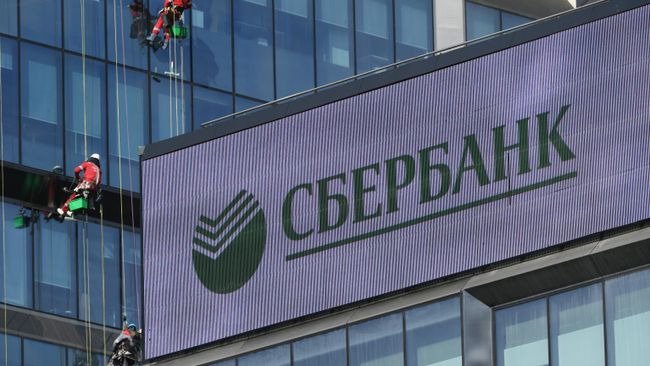 Мойка стеклянного фасада офиса Сбербанка на Кутузовском проспекте в Москве
