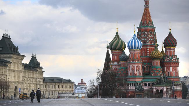Полицейские в защитных масках на Красной площади в Москве Полицейские в защитных масках на Красной площади в Москве