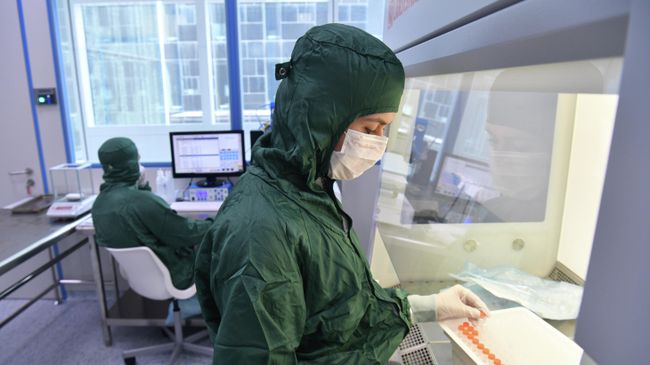 Сотрудники в лаборатории по производству реагентов для экспресс-тестов на коронавирус
Сотрудники в лаборатории по производству реагентов для экспресс-тестов на коронавирус