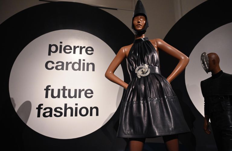Платье на выставке Пьера Кардена Future fashion в Бруклинском музее в Нью-Йорке - это первая нью-йоркская ретроспектива за сорок лет, посвященная легендарному кутюрье Платье на выставке Пьера Кардена Future fashion в Бруклинском музее в Нью-Йорке - это первая нью-йоркская ретроспектива за сорок лет, посвященная легендарному кутюрье