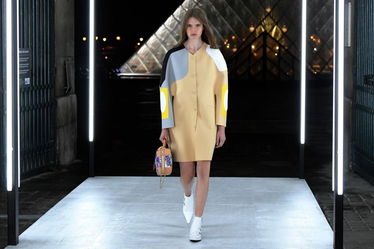 Модель на показе Louis Vuitton весна-лето 2019 в Париже. 2 октября 2018 года Модель на показе Louis Vuitton весна-лето 2019 в Париже. 2 октября 2018 года