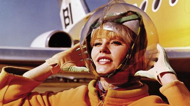 Стюардесса Braniff Airlines в униформе Стюардесса Braniff Airlines в униформе