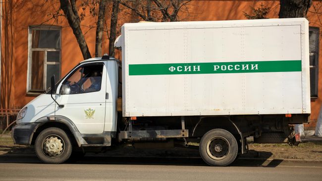 Автомобиль ФСИН возле исправительной колонии № 15 в Ангарске