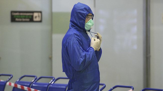 Сотрудник Роспотребнадзора в международном аэропорту Пулково во время встречи вывозного рейса 