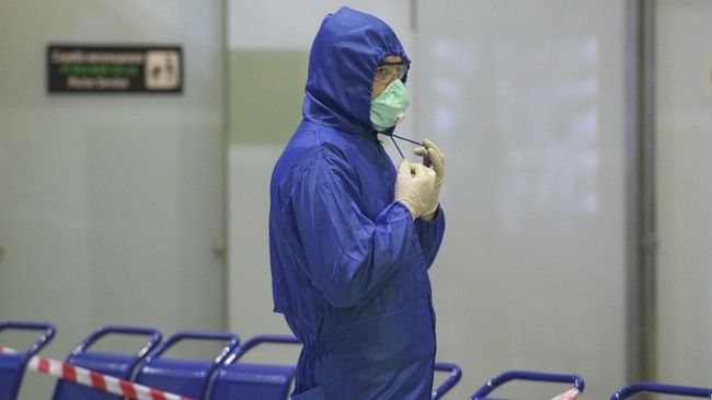 Сотрудник Роспотребнадзора в международном аэропорту Пулково Сотрудник Роспотребнадзора в международном аэропорту Пулково