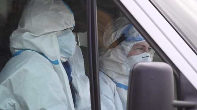 Санитары в автомобиле скорой помощи Санитары в автомобиле скорой помощи