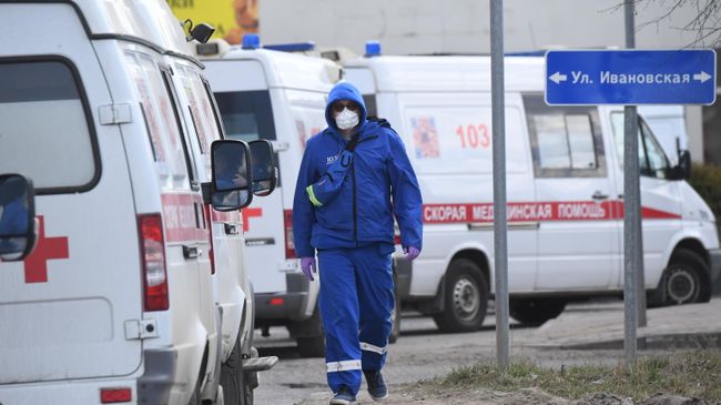 Санитар у автомобилей скорой помощи Санитар у автомобилей скорой помощи