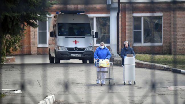 Медсестры у здания Федерального клинического центра высоких медицинских технологий ФМБА в Химках Медсестры у здания Федерального клинического центра высоких медицинских технологий ФМБА в Химках