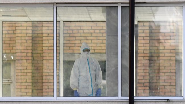 Врач в здании больницы Врач в здании больницы