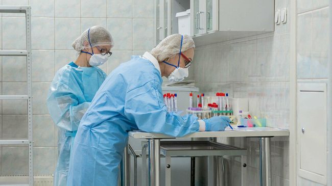 Сотрудницы в лаборатории Сотрудницы в лаборатории