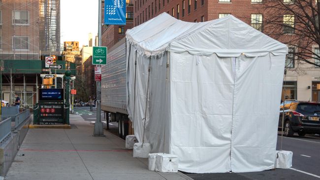 Рефрижератор возле клиники Lenox Hill на Манхеттене в Нью-Йорке Рефрижератор возле клиники Lenox Hill на Манхеттене в Нью-Йорке