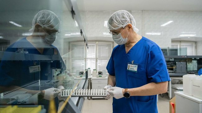 Сотрудник в лаборатории научно-исследовательского института скорой помощи имени Н.В. Склифосовского в Москве Сотрудник в лаборатории научно-исследовательского института скорой помощи имени Н.В. Склифосовского в Москве