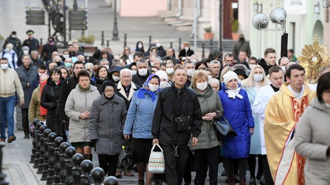 Крестный ход во время праздничного пасхального богослужения в Минске Крестный ход во время праздничного пасхального богослужения в Минске