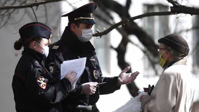 Сотрудники полиции проверяют документы пенсионерки в Москве Сотрудники полиции проверяют документы пенсионерки в Москве