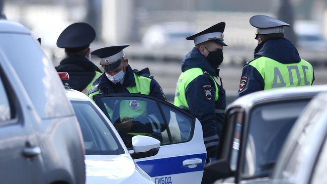 Сотрудники ГИБДД проверяют автомобили на въезде в Москву
